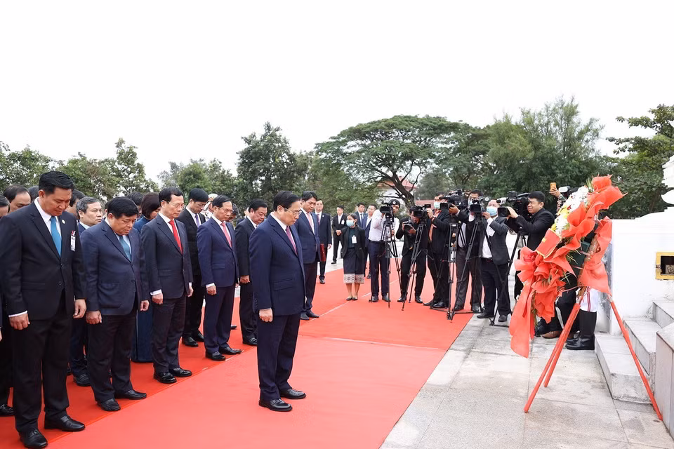 Hình ảnh Thủ tướng Phạm Minh Chính và đoàn đại biểu cấp cao Việt Nam đặt vòng hoa tại Đài tưởng niệm chiến sỹ vô danh Lào. (Ảnh: Dương Giang/TTXVN)