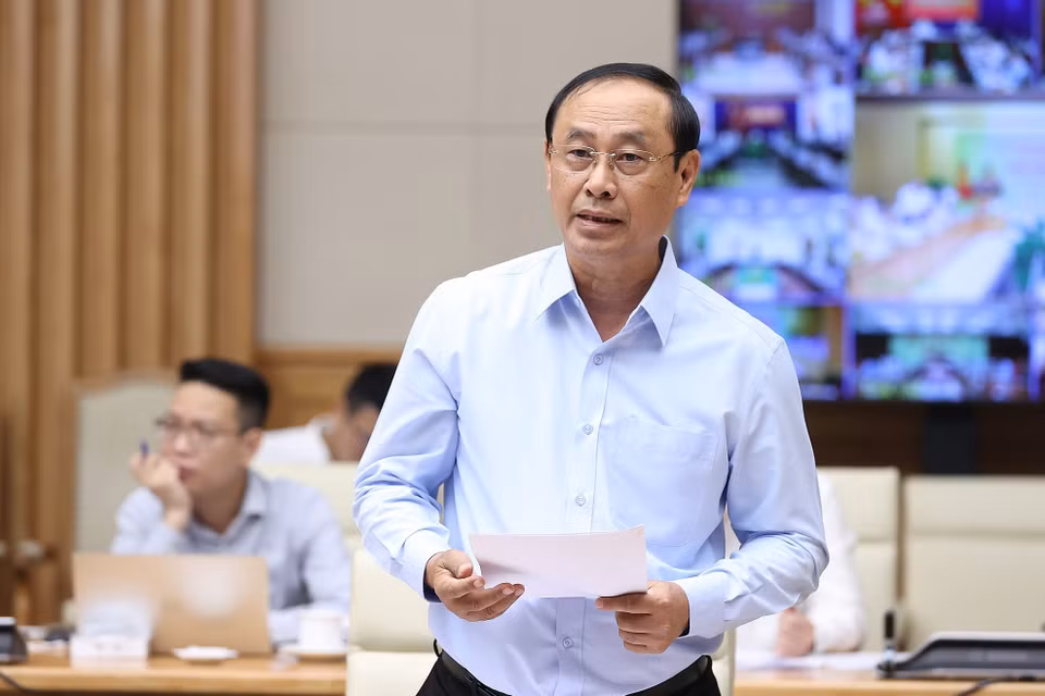 Thứ trưởng Bộ Giao thông Vận tải Lê Đình Thọ báo cáo tình hình triển khai các dự án trọng điểm. (Ảnh: Dương Giang/TTXVN)