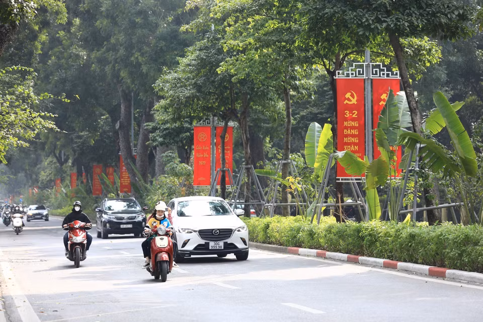 Các cụm ápphích mừng Đảng, mừng Xuân rực rỡ dọc phố Hoàng Diệu, quận Ba Đình. (Ảnh: Hoàng Hiếu/TTXVN)