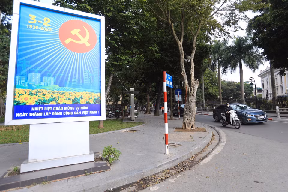 Pano trên phố Tràng Tiền, quận Hoàn Kiếm chào mừng 92 năm ngày thành lập Đảng Cộng sản Việt Nam. (Ảnh: Hoàng Hiếu/TTXVN)