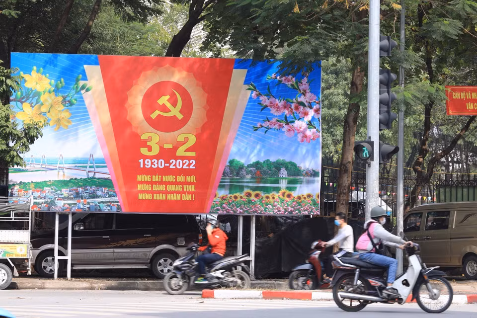 Pano chào mừng ngày thành lập Đảng tại ngã ba phố Thanh Nhàn-Võ Thị Sáu, quận Hai Bà Trưng. (Ảnh: Hoàng Hiếu/TTXVN)