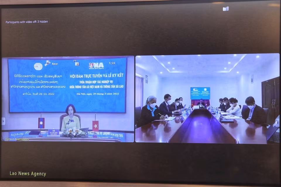 Chiều 29/3, tại Trụ sở Trung tâm Thông tấn quốc gia, Hà Nội, Thông tấn xã Việt Nam và Thông tấn xã Lào (KPL) tiến hành hội đàm và ký kết thỏa thuận hợp tác nghiệp vụ theo hình thức trực tuyến. (Ảnh: Tuấn Anh/TTXVN)