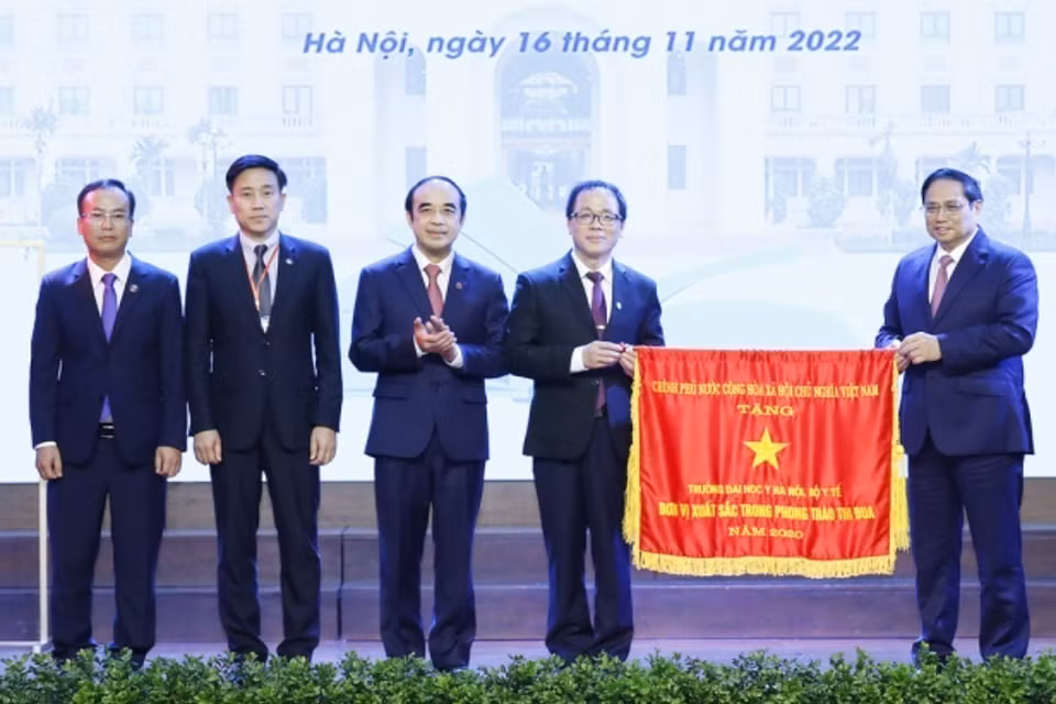 Thủ tướng Phạm Minh Chính trao Cờ thi đua của Chính phủ cho Trường Đại học Y Hà Nội. (Ảnh: Dương Giang/TTXVN)