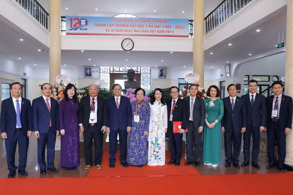 Thủ tướng Phạm Minh Chính với cán bộ, nguyên cán bộ giảng viên Trường Đại học Y Hà Nội. (Ảnh: Dương Giang/TTXVN)
