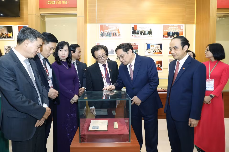 Thủ tướng Phạm Minh Chính thăm Phòng truyền thống của Trường Đại học Y Hà Nội. (Ảnh: Dương Giang/TTXVN)