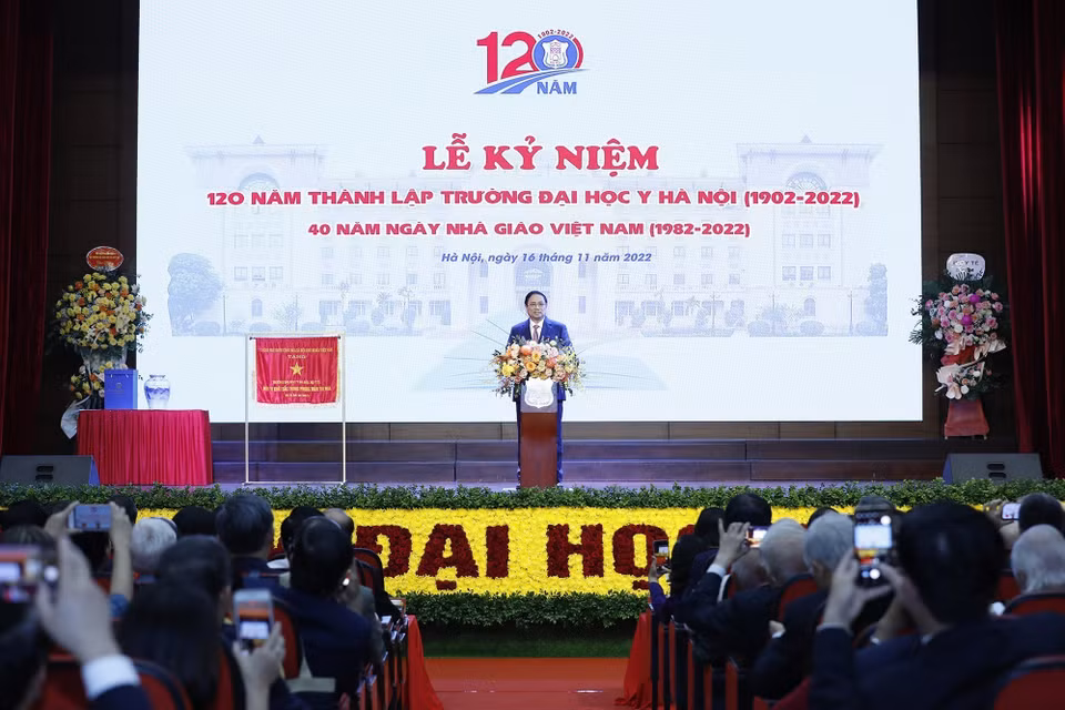 Thủ tướng Phạm Minh Chính phát biểu chúc mừng Trường Đại học Y Hà Nội. (Ảnh: Dương Giang/TTXVN)