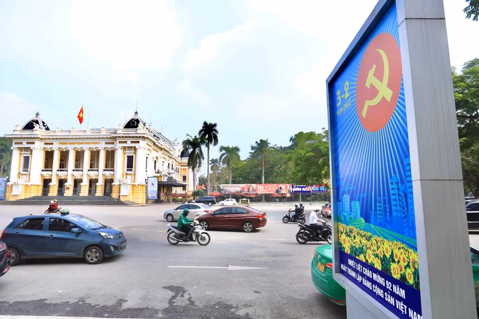 Pano chào mừng ngày thành lập Đảng tại khu vực Quảng trường Cách mạng tháng Tám. (Ảnh: Hoàng Hiếu/TTXVN)