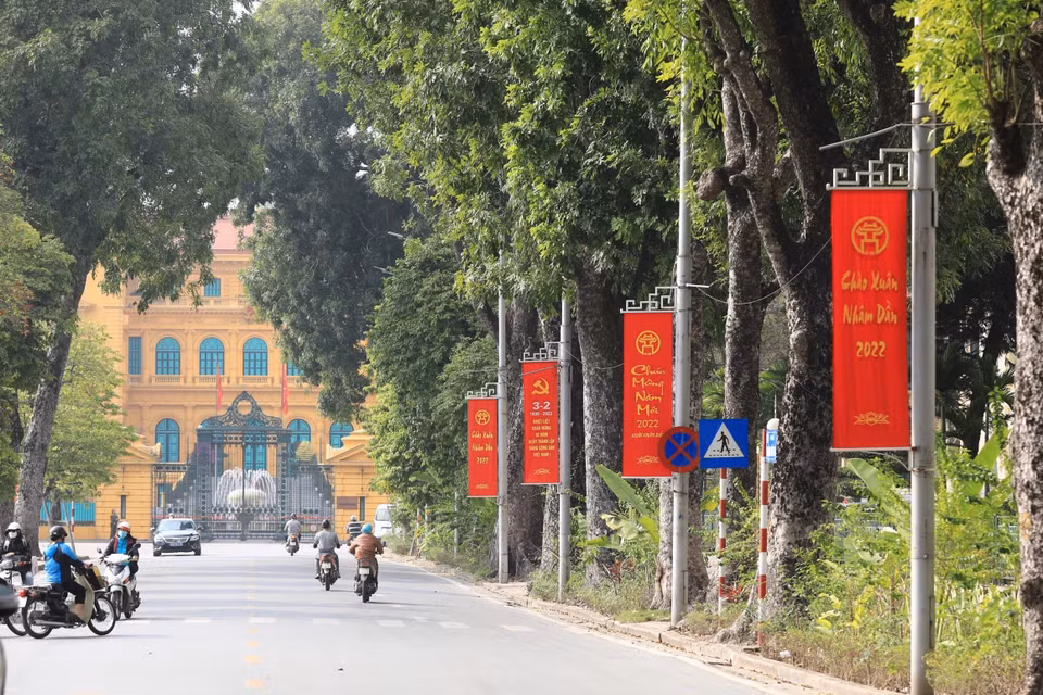 Các tấm ápphích rực rỡ chào mừng ngày thành lập Đảng và Xuân mới Nhâm Dần phía trước Phủ Chủ tịch. (Ảnh: Hoàng Hiếu/TTXVN)