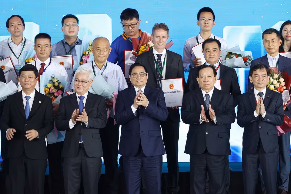 Thủ tướng Phạm Minh Chính chứng kiến trao chứng nhận đầu tư cho các doanh nghiệp. (Ảnh: Dương Giang/TTXVN)