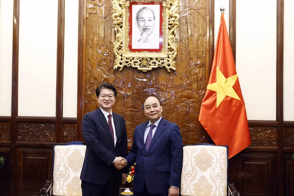 Chủ tịch nước Nguyễn Xuân Phúc tiếp ông Seong Ghi-hong, Chủ tịch, Giám đốc điều hành Hãng Thông tấn Yonhap của Hàn Quốc. (Ảnh: Thống Nhất/TTXVN)