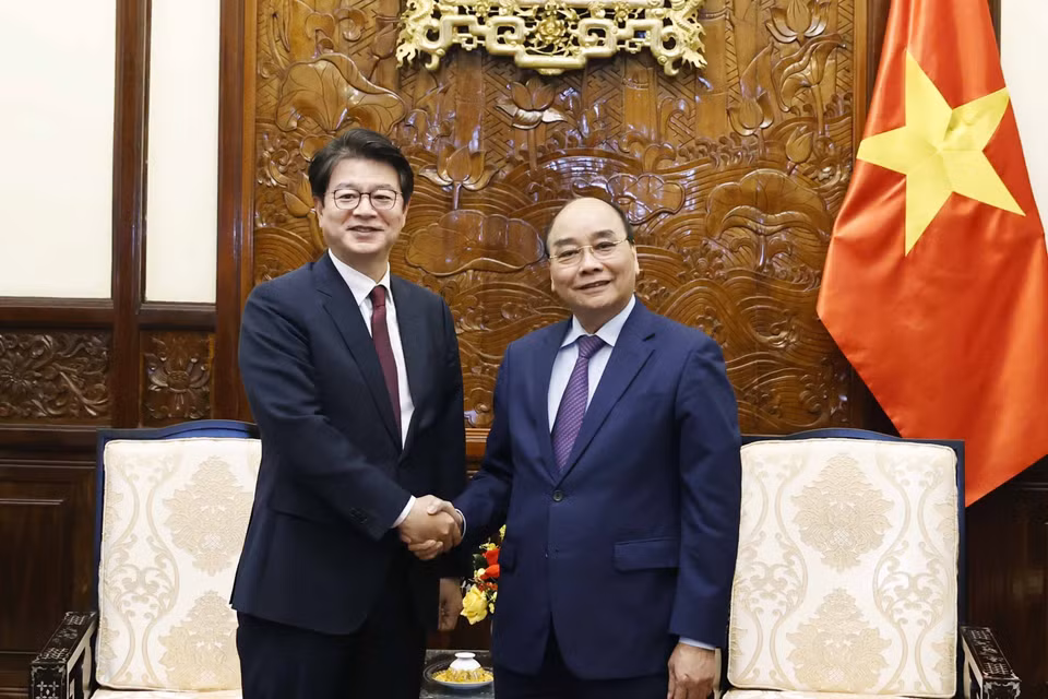 Chủ tịch nước Nguyễn Xuân Phúc và ông Seong Ghi-hong, Chủ tịch, Giám đốc điều hành Hãng Thông tấn Yonhap của Hàn Quốc. (Ảnh: Thống Nhất/TTXVN)
