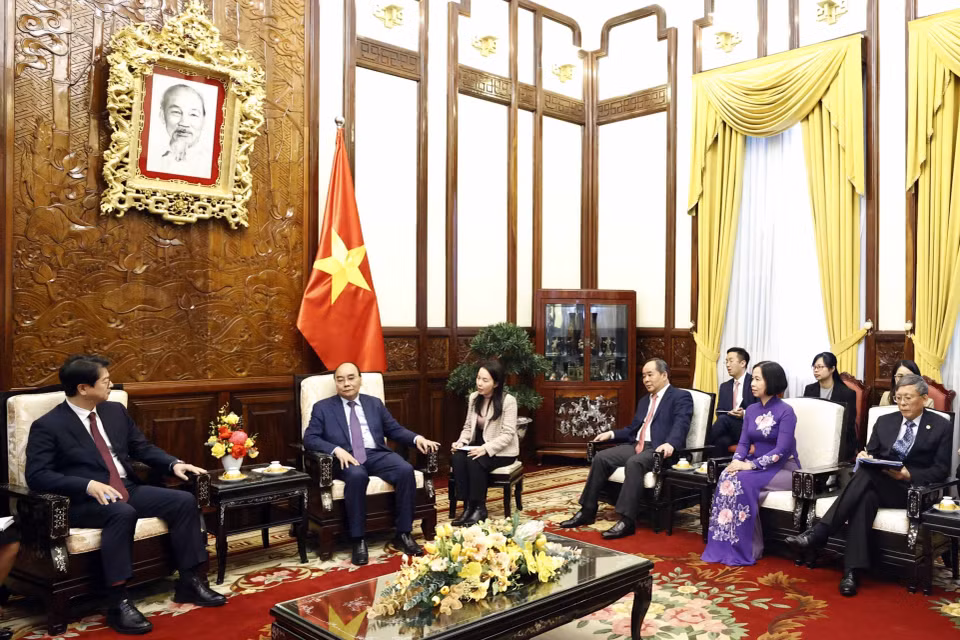 Quang cảnh buổi Chủ tịch nước Nguyễn Xuân Phúc tiếp ông Seong Ghi-hong, Chủ tịch, Giám đốc điều hành Hãng Thông tấn Yonhap của Hàn Quốc. (Ảnh: Thống Nhất/TTXVN)