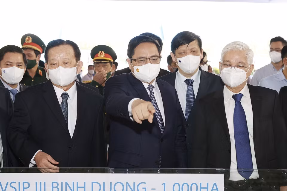 Thủ tướng Phạm Minh Chính tham quan mô hình xây dựng Khu công nghiệp Việt Nam-Singapore (VSIP III). (Ảnh: Dương Giang/TTXVN)
