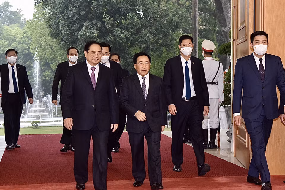 Thủ tướng Phạm Minh Chính đón Thủ tướng Lào Phankham Viphavanh đến dự kỳ họp lần thứ 44 Ủy ban liên Chính phủ Việt Nam-Lào. (Ảnh: Dương Giang/TTXVN)