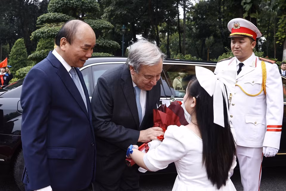 Thiếu nhi Hà Nội tặng qua Tổng Thư ký Liên hợp quốc António Guterres tại lễ đón. (Ảnh: Lâm Khánh/TTXVN)