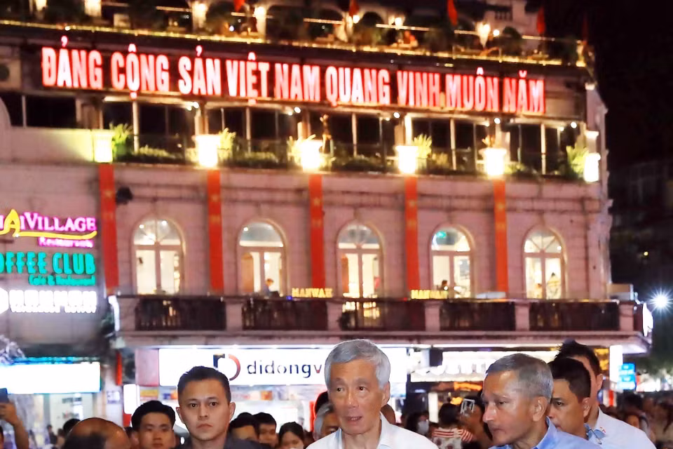 Thủ tướng Cộng hòa Singapore Lý Hiển Long tham quan tại Quảng trường Đông Kinh Nghĩa Thục. (Ảnh: An Đăng/TTXVN)