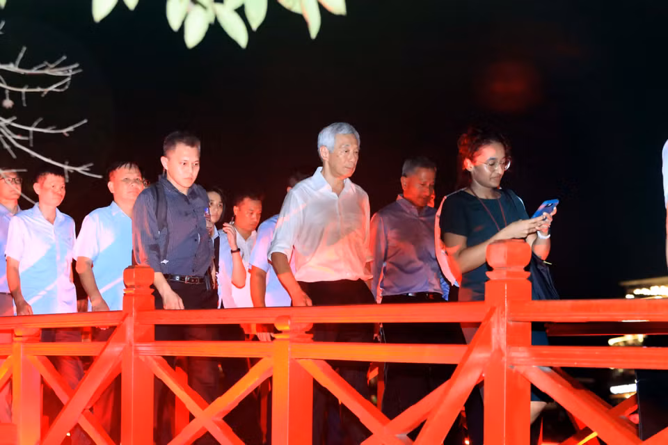 Thủ tướng Cộng hòa Singapore Lý Hiển Long đi dạo trên cầu Thê Húc. (Ảnh: An Đăng/TTXVN)