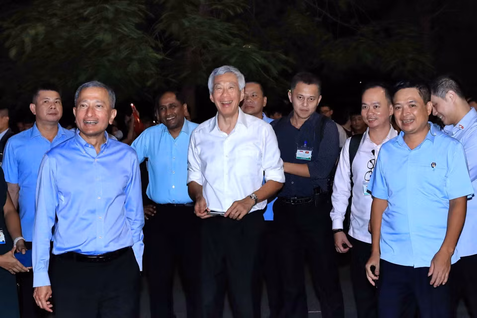 Thủ tướng Cộng hòa Singapore Lý Hiển Long đi dạo tại khu vực Hồ Hoàn Kiếm. (Ảnh: An Đăng/TTXVN)