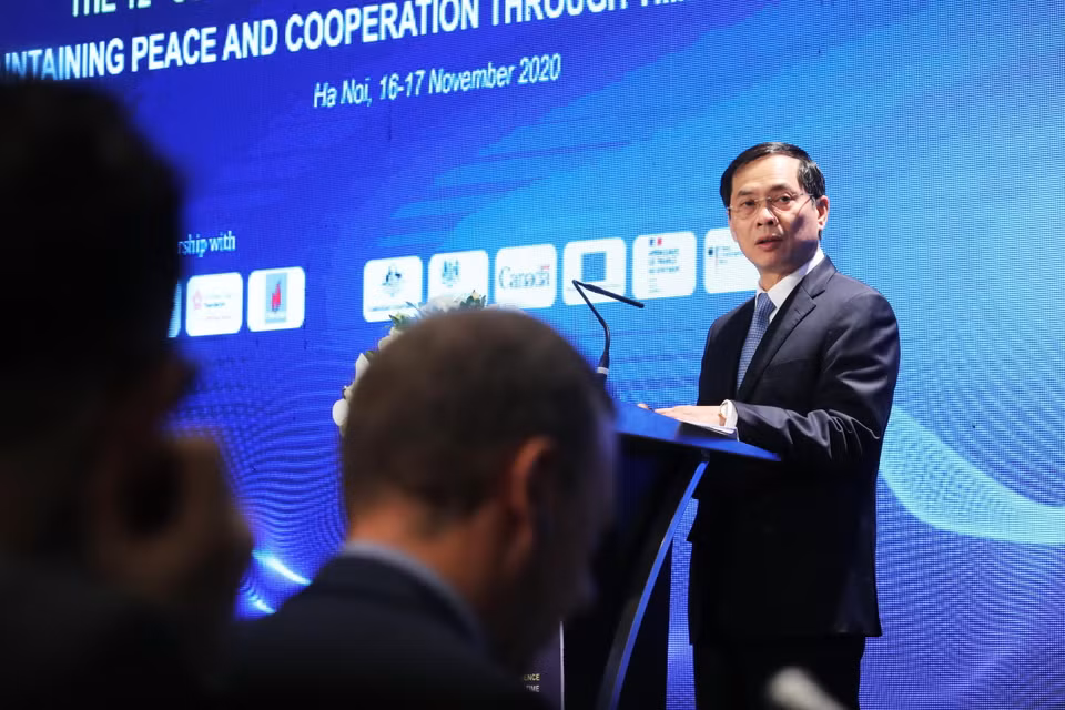 Thứ trưởng Thường trực Bộ Ngoại giao Bùi Thanh Sơn phát biểu tại Hội thảo khoa học quốc tế về biển Đông lần thứ 12. (Ảnh: Lâm Khánh/TTXVN)