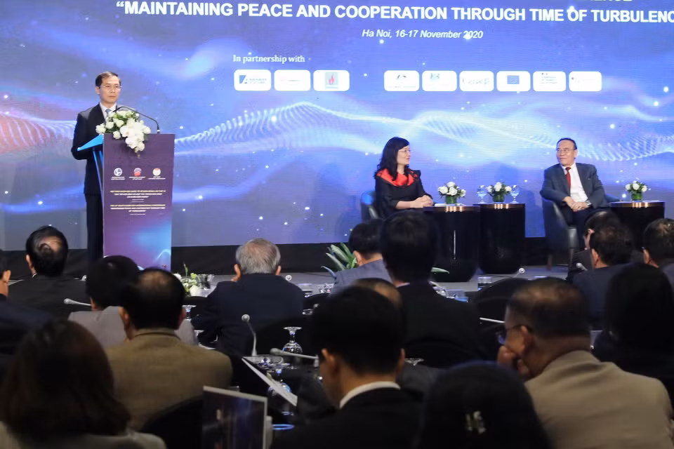 Thứ trưởng Thường trực Bộ Ngoại giao Bùi Thanh Sơn phát biểu tại Hội thảo khoa học quốc tế về biển Đông lần thứ 12. (Ảnh: Lâm Khánh/TTXVN)