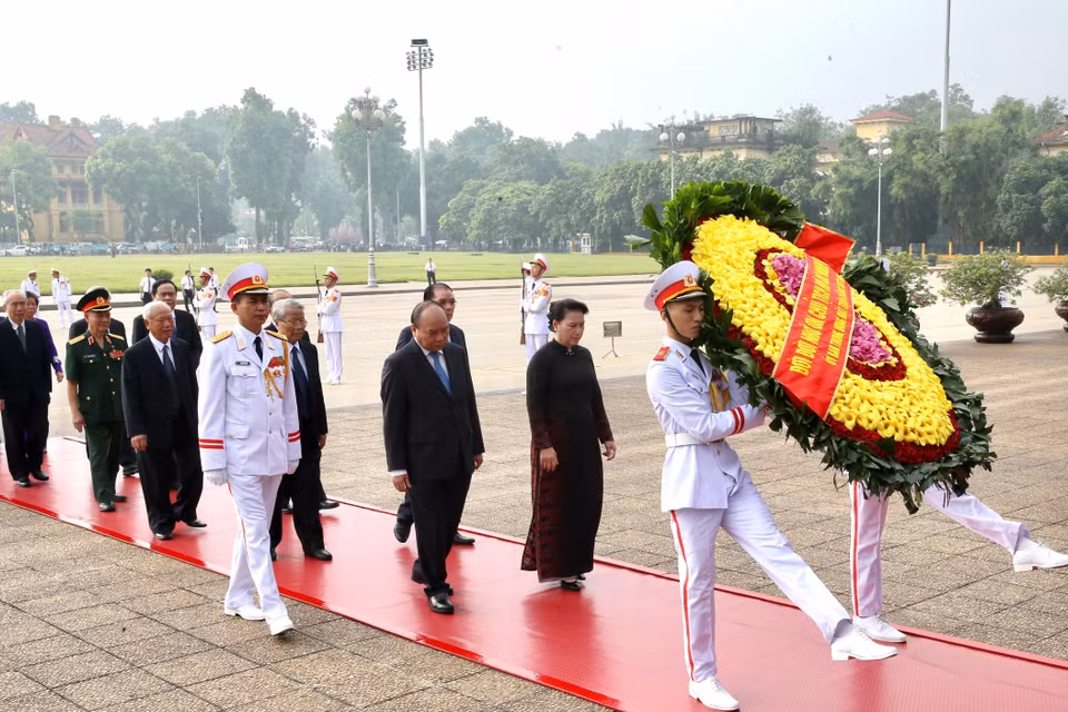Đoàn đại biểu Lãnh đạo, nguyên Lãnh đạo Đảng, Nhà nước và Mặt trận Tổ quốc Việt Nam đặt vòng hoa và vào Lăng viếng Chủ tịch Hồ Chí Minh. (Ảnh: Dương Giang/TTXVN)