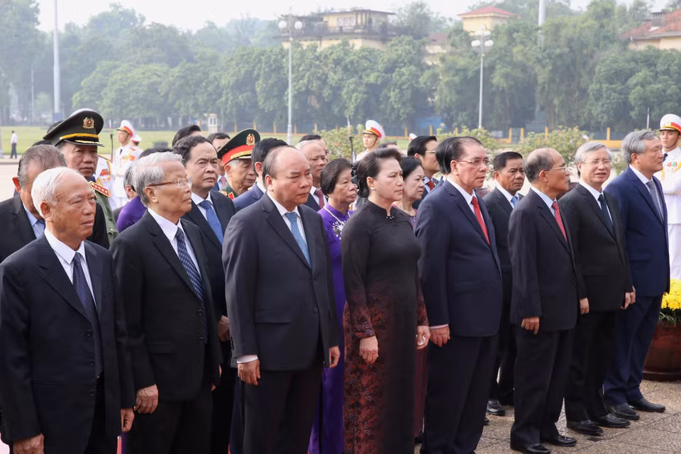 Đoàn đại biểu Lãnh đạo, nguyên Lãnh đạo Đảng, Nhà nước và Mặt trận Tổ quốc Việt Nam đặt vòng hoa và vào Lăng viếng Chủ tịch Hồ Chí Minh. (Ảnh: Dương Giang/TTXVN)