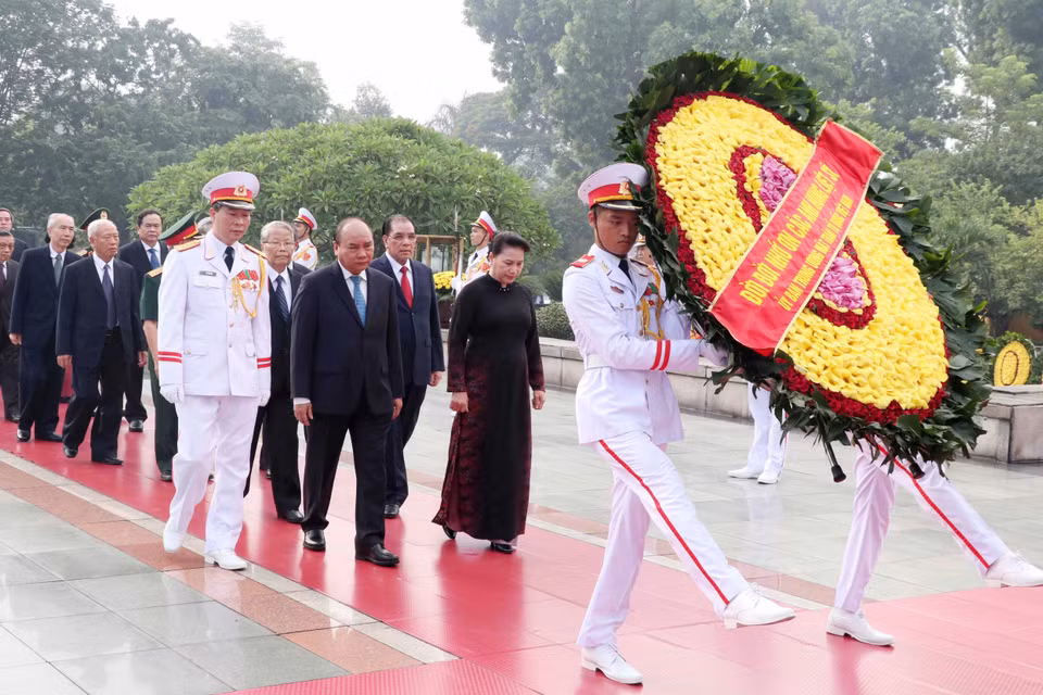 Đoàn đại biểu Lãnh đạo và nguyên lãnh đạo Đảng, Nhà nước, Mặt trận Tổ quốc Việt Nam đặt vòng hoa, tưởng niệm các Anh hùng liệt sỹ. (Ảnh: Văn Điệp/TTXVN)