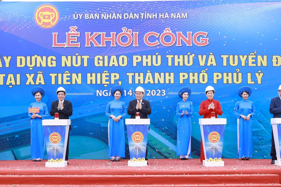 Chủ tịch Quốc hội Vương Đình Huệ và đại biểu thực hiện nghi thức khởi công Dự án đầu tư xây dựng nút giao Phú Thứ và tuyến đường kết nối tại xã Tiên Hiệp, Thành phố Phủ Lý. (Ảnh: Doãn Tấn/TTXVN)