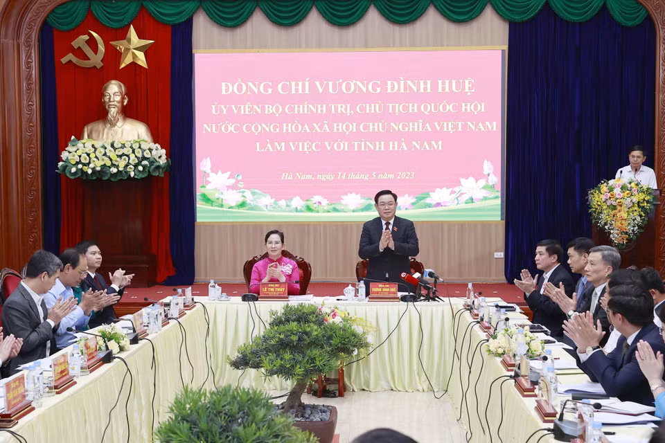 Chủ tịch Quốc hội Vương Đình Huệ làm việc với Ban Thường vụ Tỉnh uỷ Hà Nam. (Ảnh: Doãn Tấn/TTXVN)