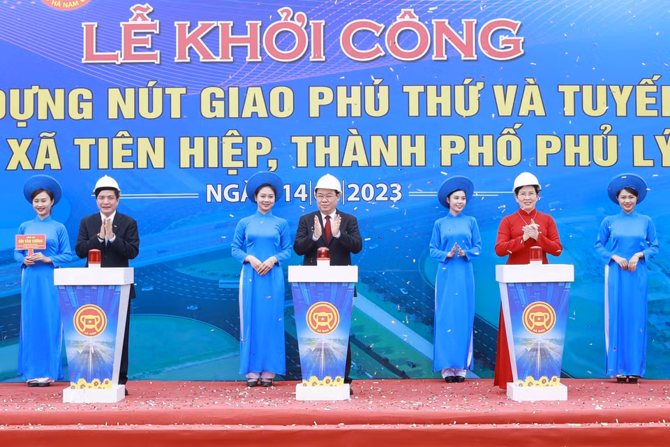 Chủ tịch Quốc hội Vương Đình Huệ và đại biểu thực hiện nghi thức khởi công Dự án đầu tư xây dựng nút giao Phú Thứ và tuyến đường kết nối tại xã Tiên Hiệp, Thành phố Phủ Lý. (Ảnh: Doãn Tấn/TTXVN)