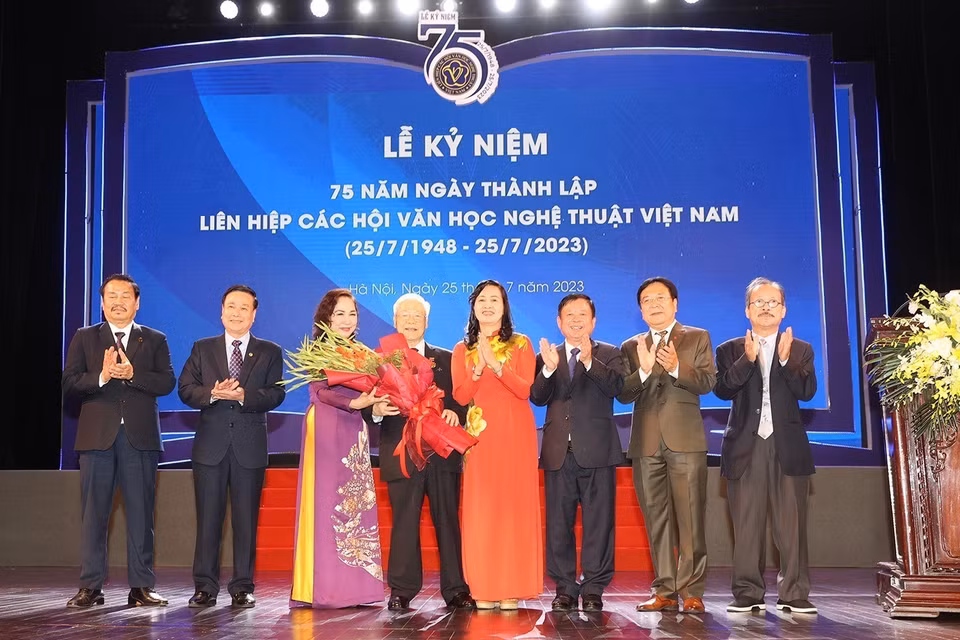 Liên hiệp các Hội Văn học Nghệ thuật Việt Nam trao Kỷ niệm chương "Vì sự nghiệp Văn học Nghệ thuật" và tặng hoa chúc mừng Tổng Bí thư Nguyễn Phú Trọng. (Ảnh: Trí Dũng/TTXVN)
