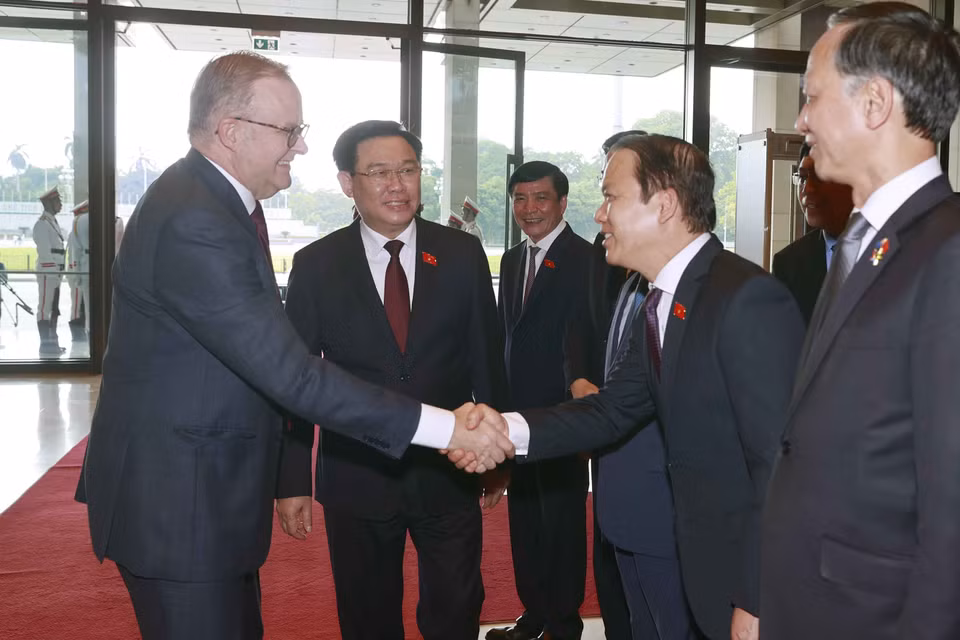 Đoàn đại biểu Việt Nam đón Thủ tướng Australia Anthony Albanese tại Nhà Quốc hội. (Ảnh: Doãn Tấn/TTXVN)
