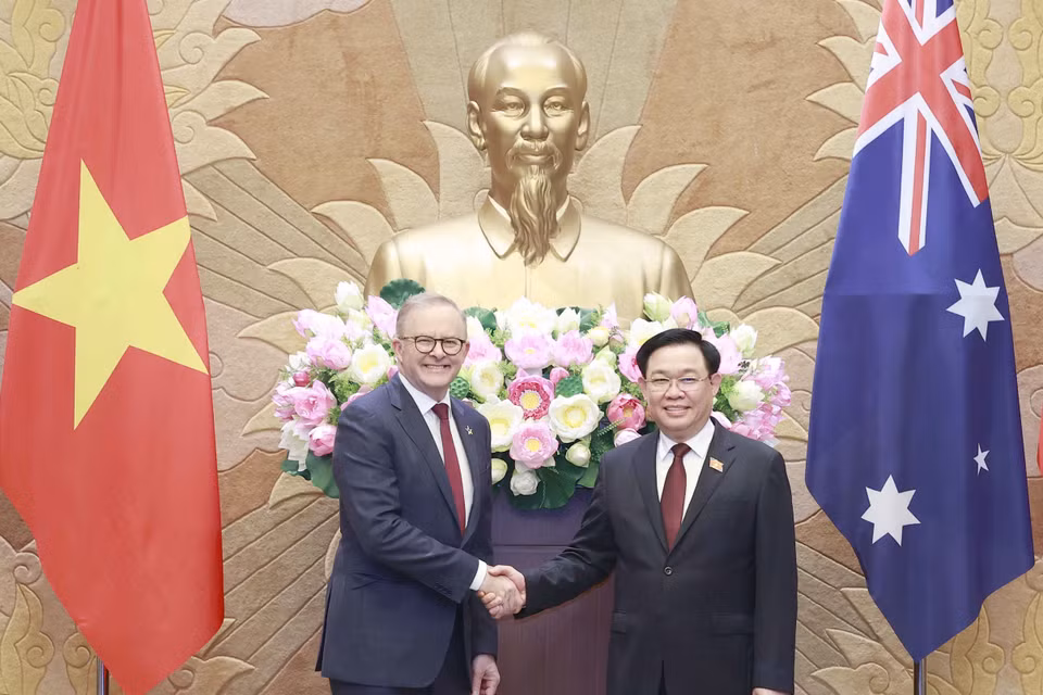 Chủ tịch Quốc hội Vương Đình Huệ và Thủ tướng Australia Anthony Albanese chụp ảnh chung. (Ảnh: Doãn Tấn/TTXVN)