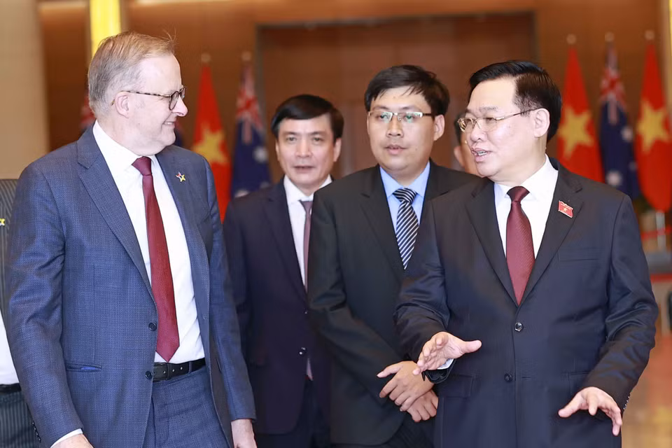 Chủ tịch Quốc hội Vương Đình Huệ trao đổi với Thủ tướng Australia Anthony Albanese. (Ảnh: Doãn Tấn/TTXVN)