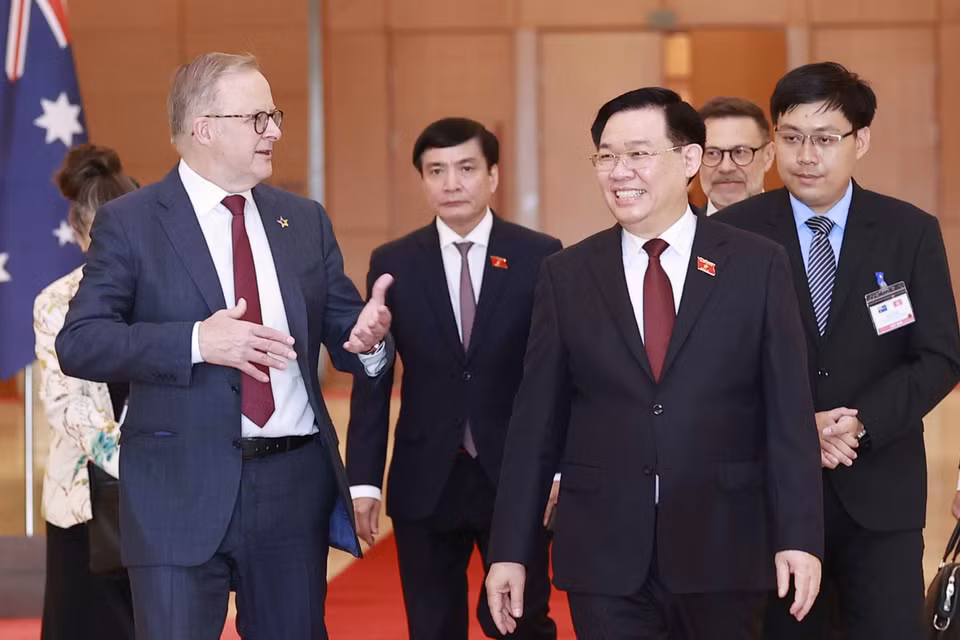 Chủ tịch Quốc hội Vương Đình Huệ trao đổi với Thủ tướng Australia Anthony Albanese. (Ảnh: Doãn Tấn/TTXVN)
