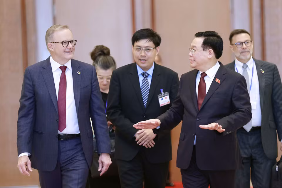 Chủ tịch Quốc hội Vương Đình Huệ trao đổi với Thủ tướng Australia Anthony Albanese. (Ảnh: Doãn Tấn/TTXVN)