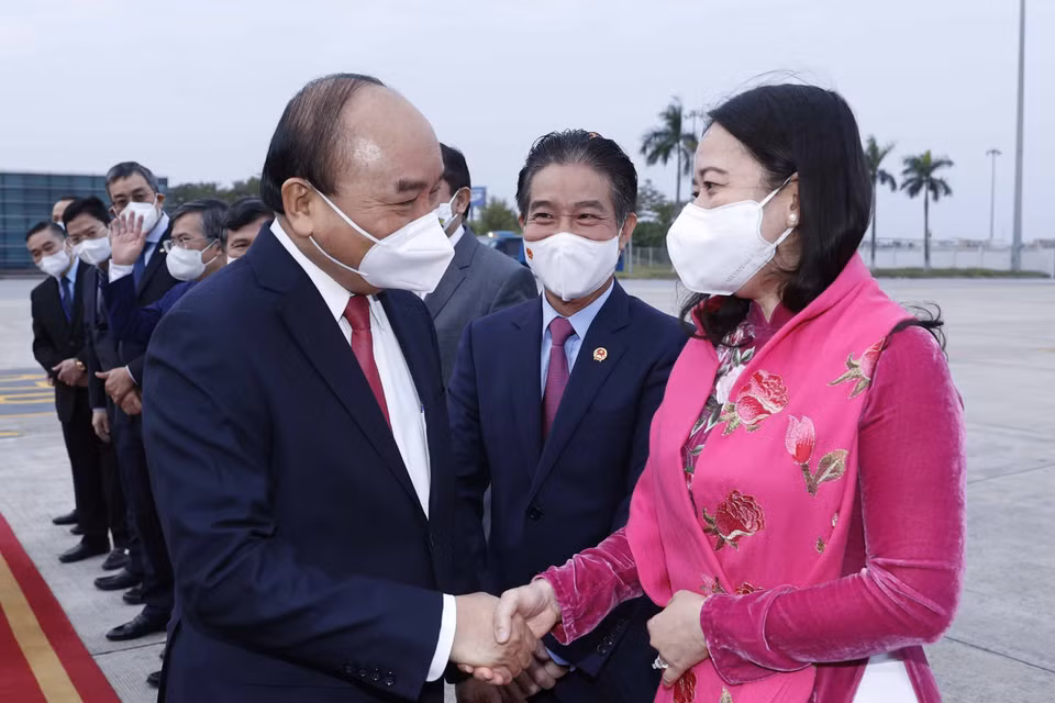 Phó Chủ tịch nước Võ Thị Ánh Xuân tiễn Chủ tịch nước Nguyễn Xuân Phúc tại Sân bay Quốc tế Nội Bài. (Ảnh: Thống Nhất/TTXVN)
