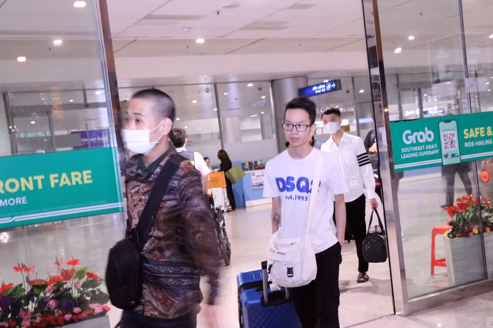 Các công dân Việt Nam từ Philippines về đến sân bay Tân Sơn Nhất. (Ảnh: Xuân Khu/TTXVN)