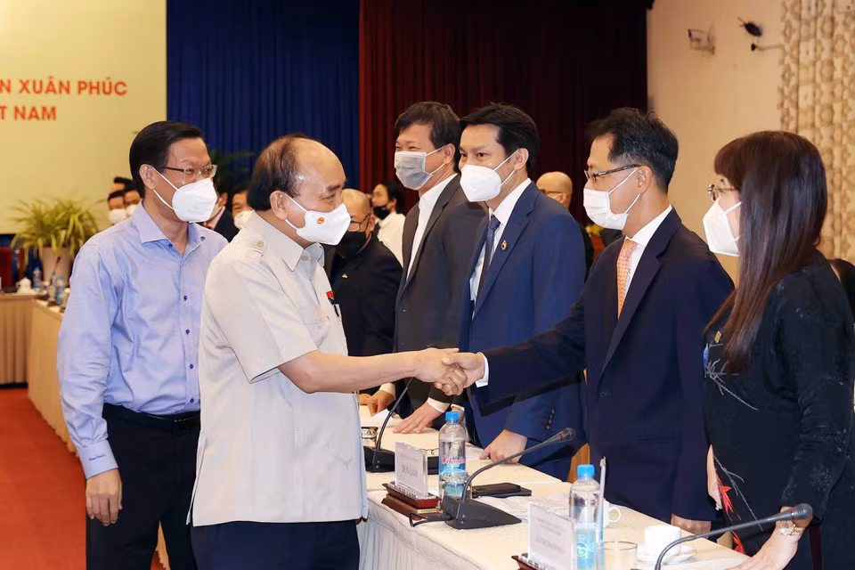 Chủ tịch nước Nguyễn Xuân Phúc với các đại biểu tham dự buổi gặp mặt. (Ảnh: Thống Nhất/TTXVN)