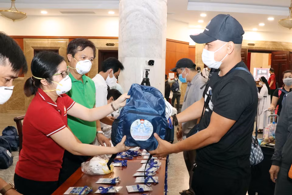 Cán bộ Mặt trận Tổ quốc Việt Nam Thành phố Hồ Chí Minh trao ba lô , vật dụng cá nhân cho các tình nguyện viên tôn giáo tham gia phòng, chống dịch COVID-19. (Ảnh: Xuân Khu/TTXVN)