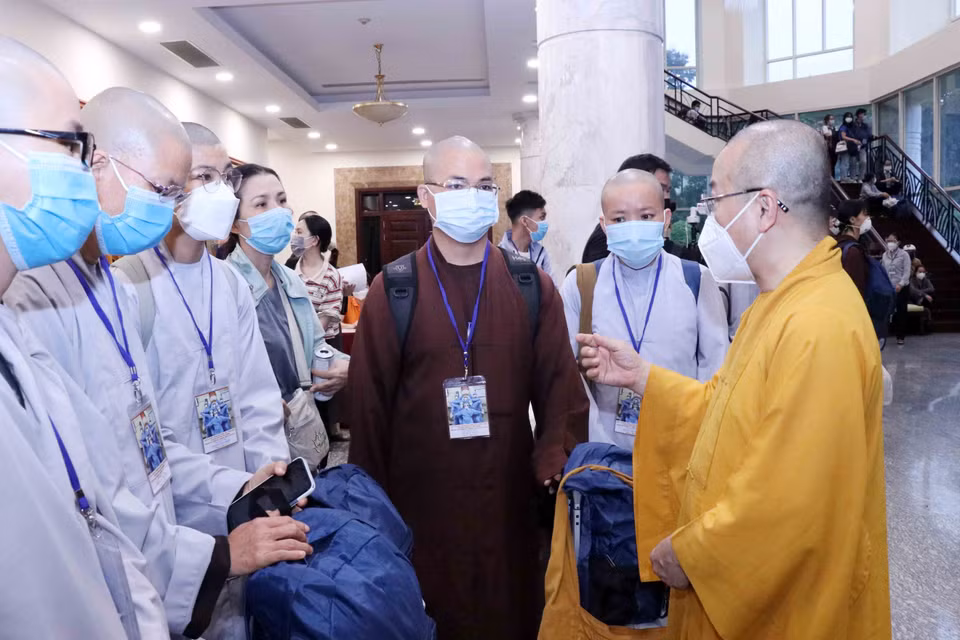 Thượng tọa Thích Nhật Từ, Phó Viện trưởng Thường trực Học viện Phật học Việt Nam tại Thành phố Hồ Chí Minh, Trưởng nhóm điều phối tình nguyện Phật giáo dặn dò các tình nguyện viên Phật giáo trước lúc lên đường. (Ảnh: Xuân Khu/TTXVN)