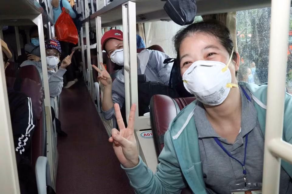 Các tình nguyện viên tôn giáo lên đường hỗ trợ tuyến đầu chống dịch với niềm tin chiến thắng đại dịch COVID-19. (Ảnh: Xuân Khu/TTXVN)