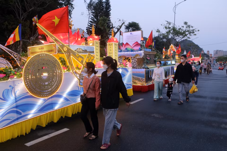 Người dân, du khách đến tham dự Lễ hội Quán Thế Âm Ngũ Hành Sơn. (Ảnh: Trần Lê Lâm/TTXVN)