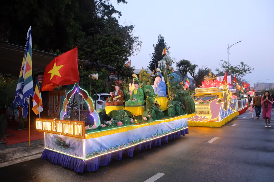 Đoàn xe hoa diễu hành tại Lễ hội Quán Thế Âm Ngũ Hành Sơn. (Ảnh: Trần Lê Lâm/TTXVN)