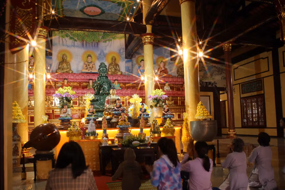 Phật tử, người dân cầu nguyện bình an cho gia đình tại Lễ hội Quán Thế Âm Ngũ Hành Sơn. (Ảnh: Trần Lê Lâm/TTXVN)