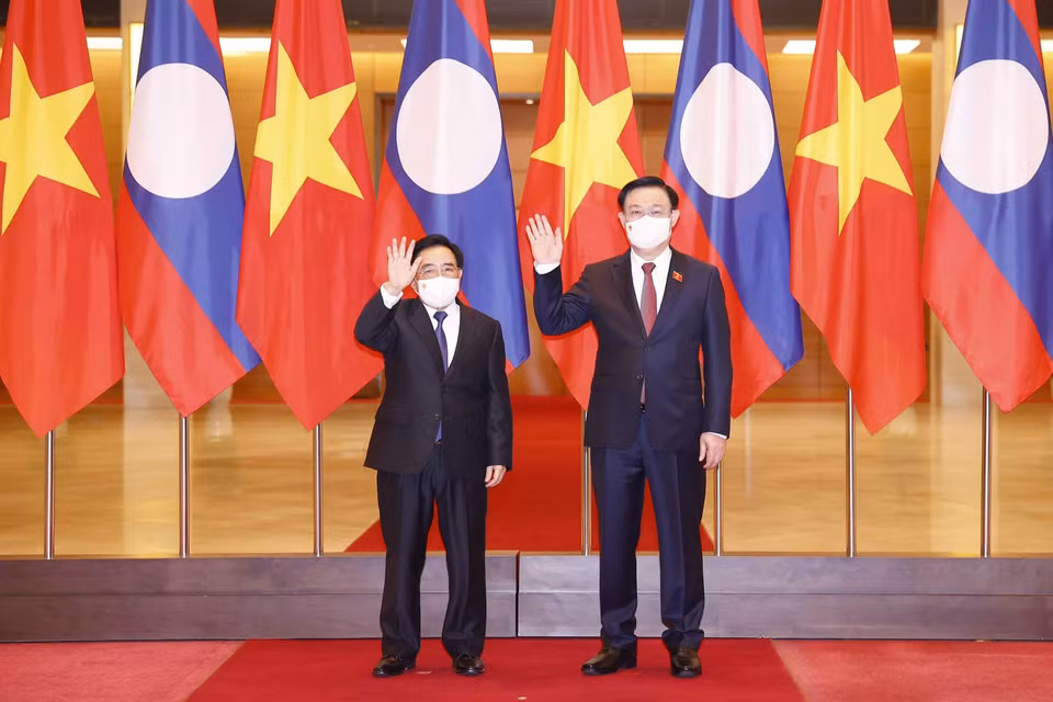 Chủ tịch Quốc hội Vương Đình Huệ và Thủ tướng Lào Phankham Viphavanh chụp ảnh chung. (Ảnh: Doãn Tấn/TTXVN)