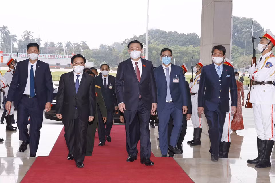 Chủ tịch Quốc hội Vương Đình Huệ đón Thủ tướng Lào Phankham Viphavanh. (Ảnh: Doãn Tấn/TTXVN)