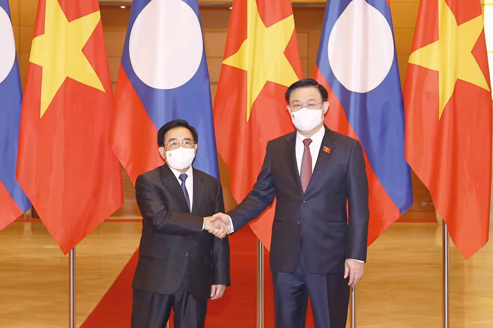 Chủ tịch Quốc hội Vương Đình Huệ và Thủ tướng Lào Phankham Viphavanh chụp ảnh chung. (Ảnh: Doãn Tấn/TTXVN)