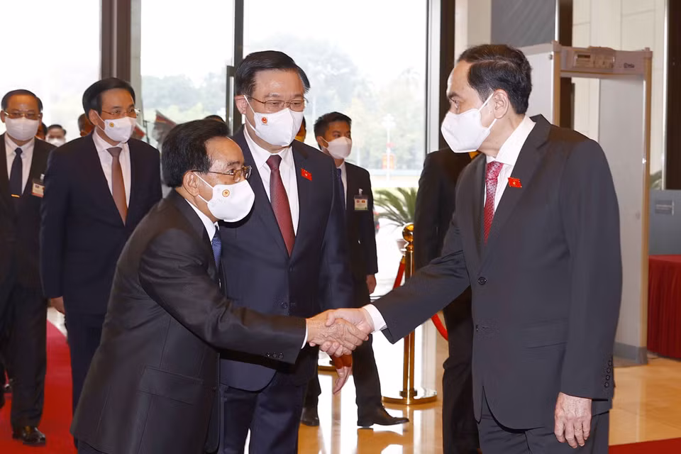 Thủ tướng Lào Phankham Viphavanh bắt tay thân mật Phó Chủ tịch thường trực Quốc hội Trần Thanh Mẫn. (Ảnh: Doãn Tấn/TTXVN)