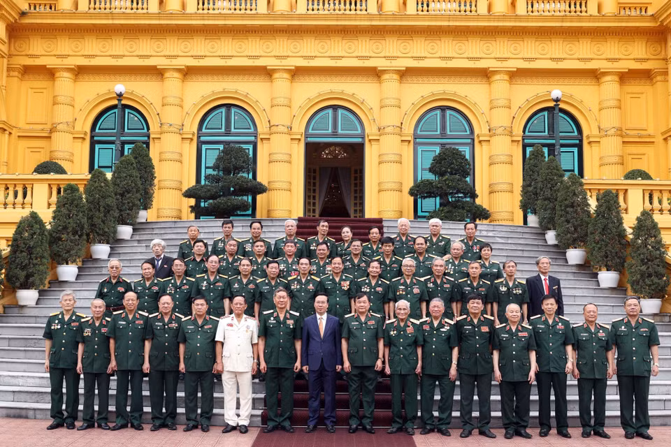 Chủ tịch nước Võ Văn Thưởng gặp mặt thân mật Ban Liên lạc Mặt trận Tây Nguyên, B3, Quân đoàn 3. (Ảnh: Thống Nhất/TTXVN)